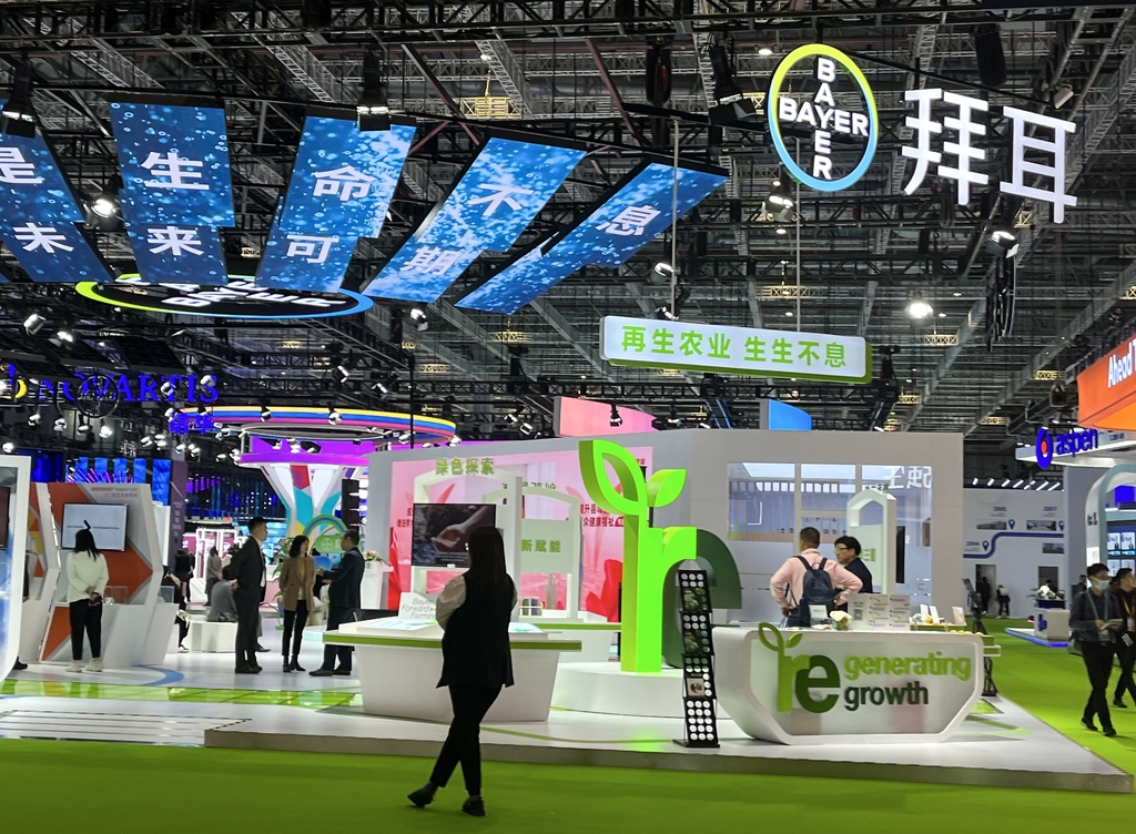 Esta foto tomada el 7 de noviembre de 2023 muestra el estand de Bayer en la zona de exposición de Equipos Médicos y Productos Sanitarios durante la VI Exposición Internacional de Importaciones de China en Shanghai..jpg
