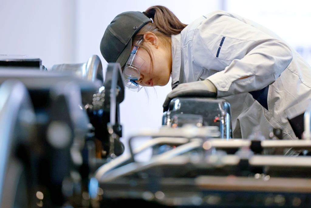 La competidora china He Xiaoman compite en la disciplina de tecnología de vehículos ferroviarios en la 48ª edición de la Competición WorldSkills, el 25 de septiembre..jpg