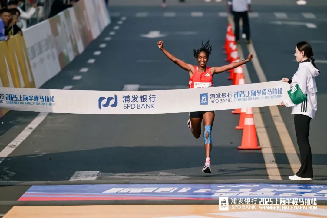 Ftaw Zeray bate el récord femenino en el Medio Maratón de Shanghai 2025..jpg