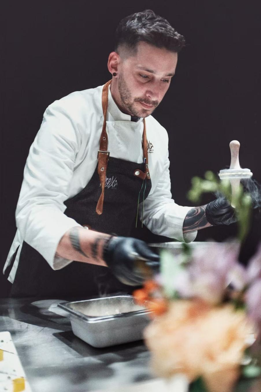 Jonatan Rubio preparando un plato en su restaurante‘.png