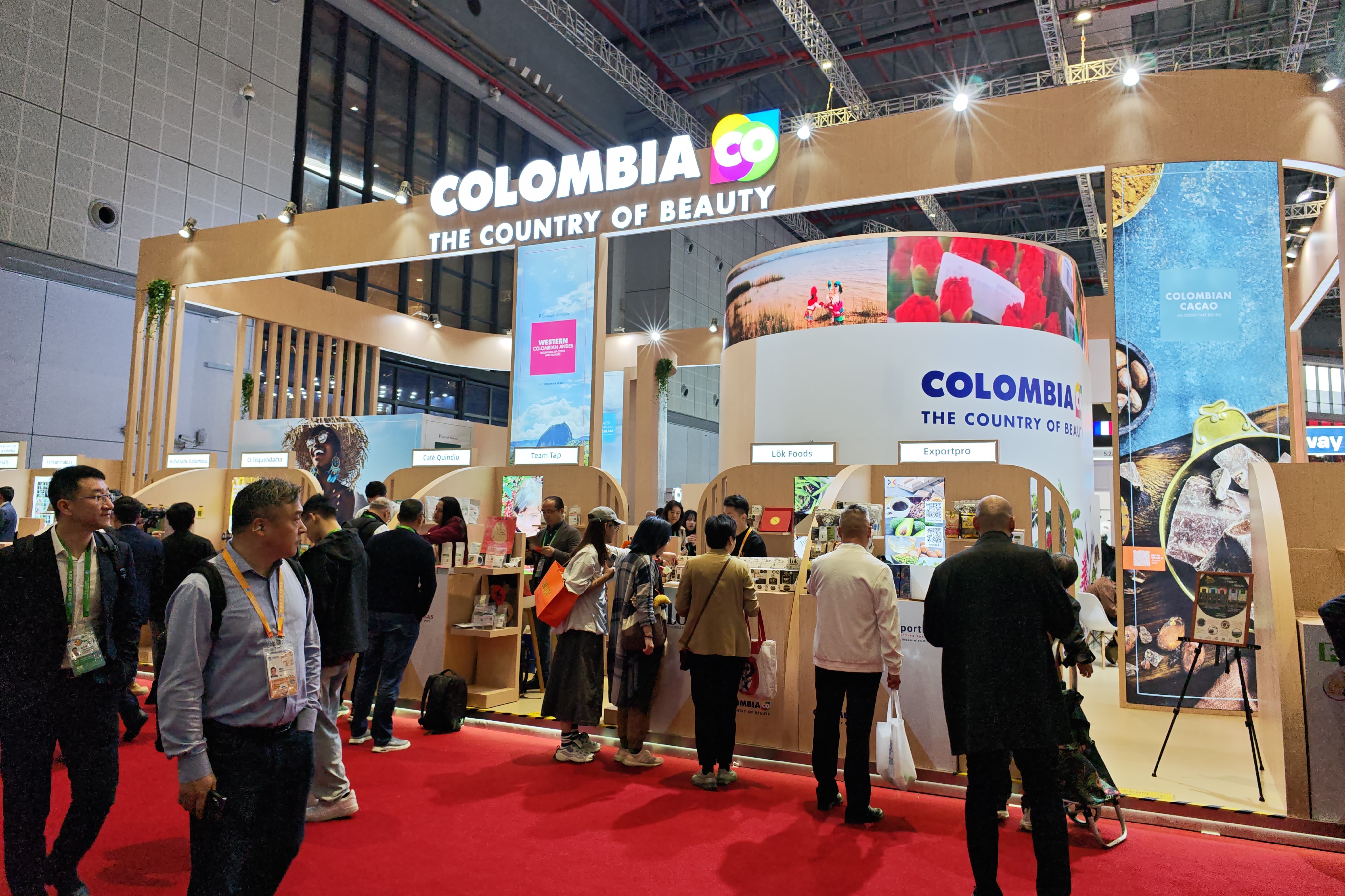 Expositores mundiales se encuentran con las oportunidades del vasto mercado chino en la VIII CIIE