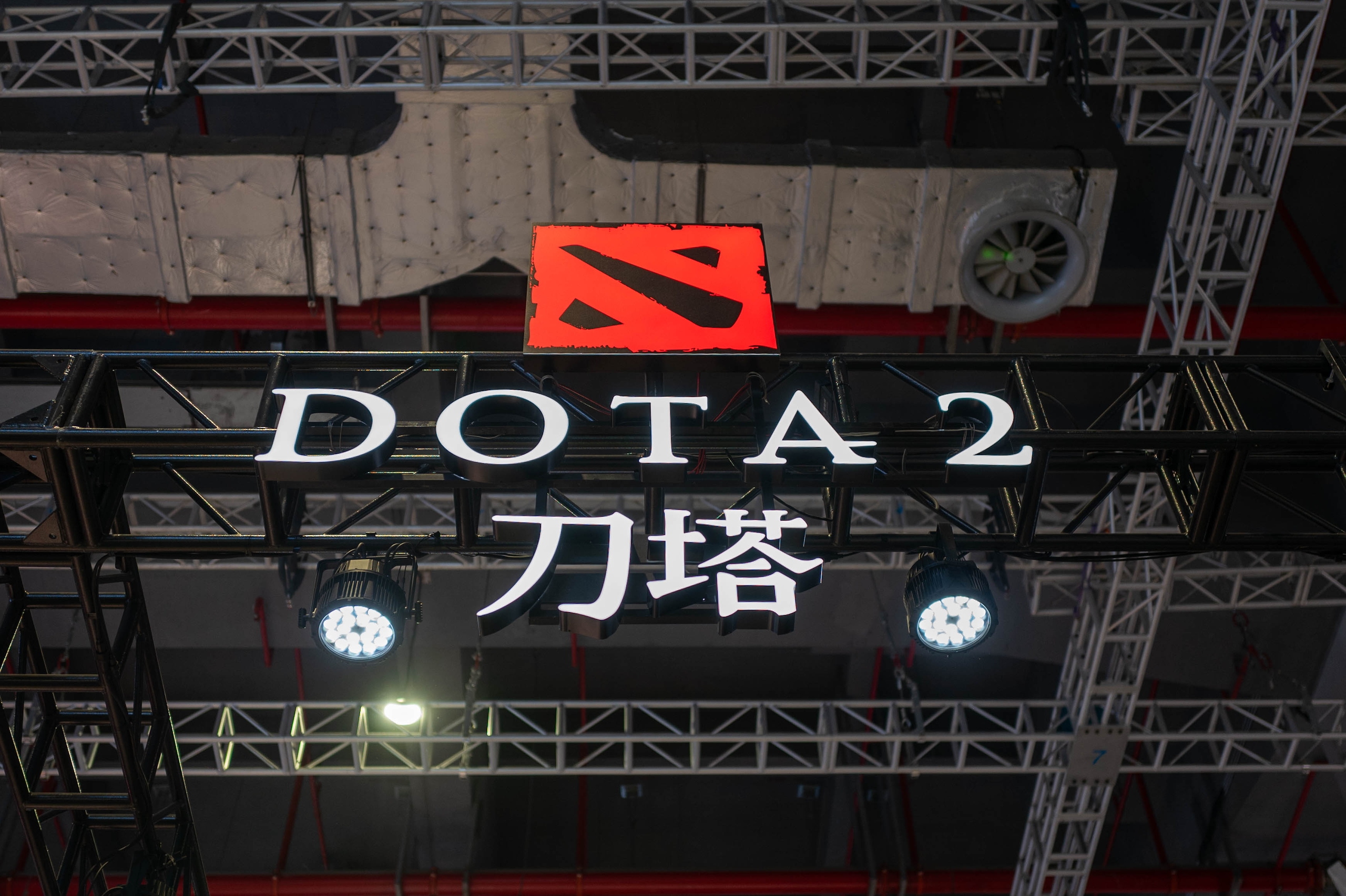 El logotipo de Dota 2 se exhibe en la exposición BilibiliWorld 2026, celebrada en Shanghai en julio de 2026..jpg