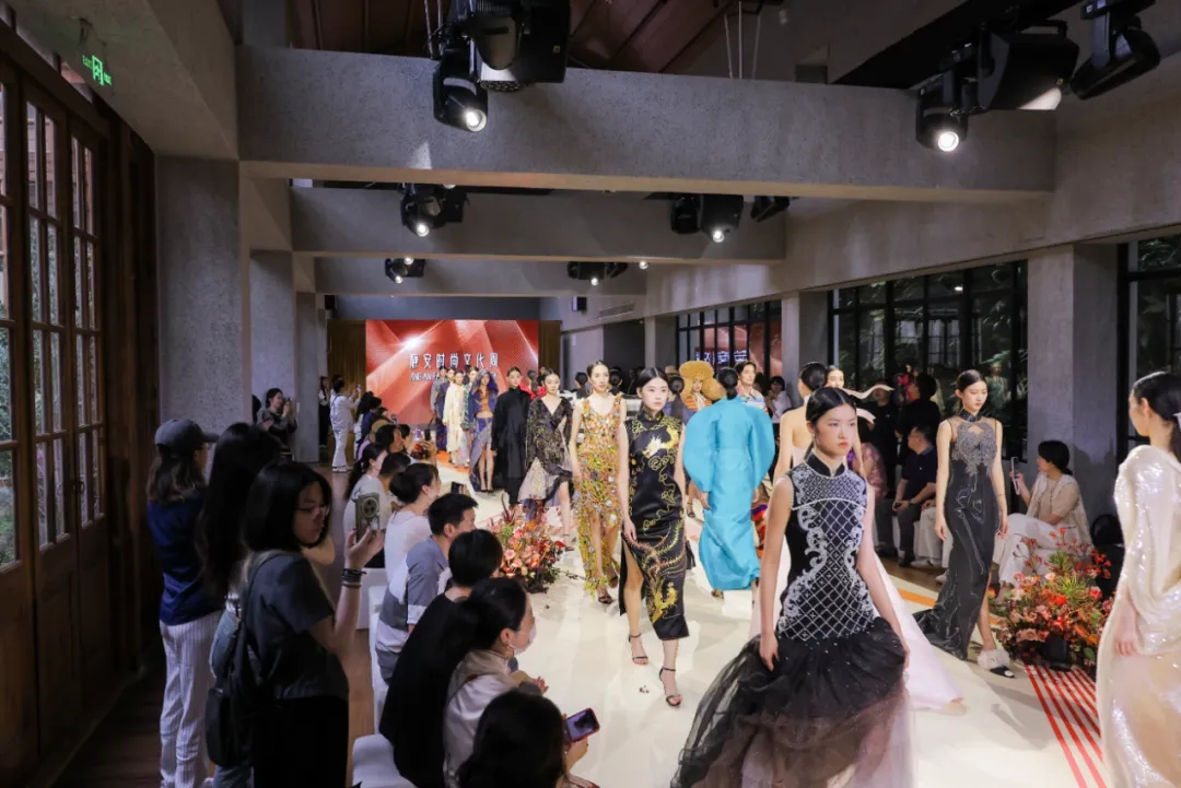Escena del desfile inaugural de la Semana de la Moda y Cultura de Jing