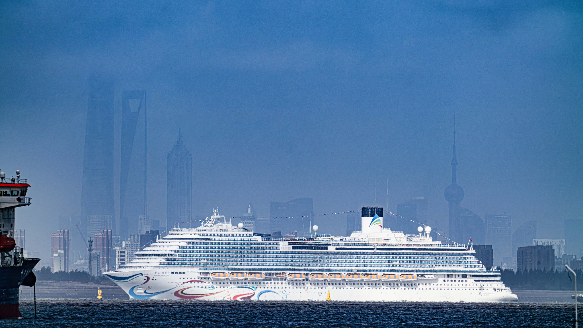 El crucero Adora Magic City atraca en Shanghai.jpg