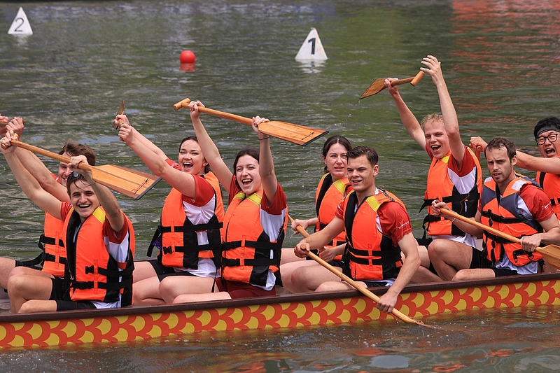Remeros internacionales celebran su victoria en la regata de botes del dragón el 24 de mayo..jpg