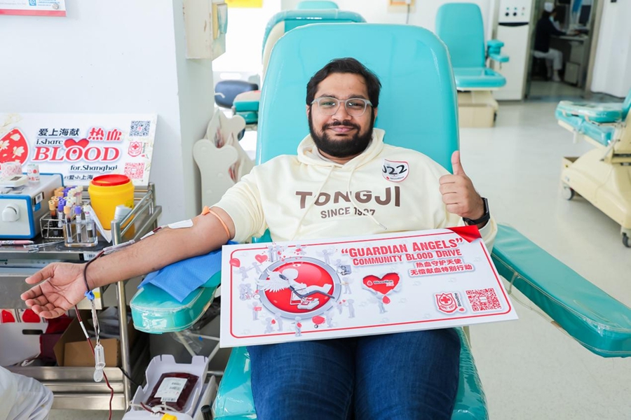 Extranjeros donan sangre en una actividad benéfica en Shanghai