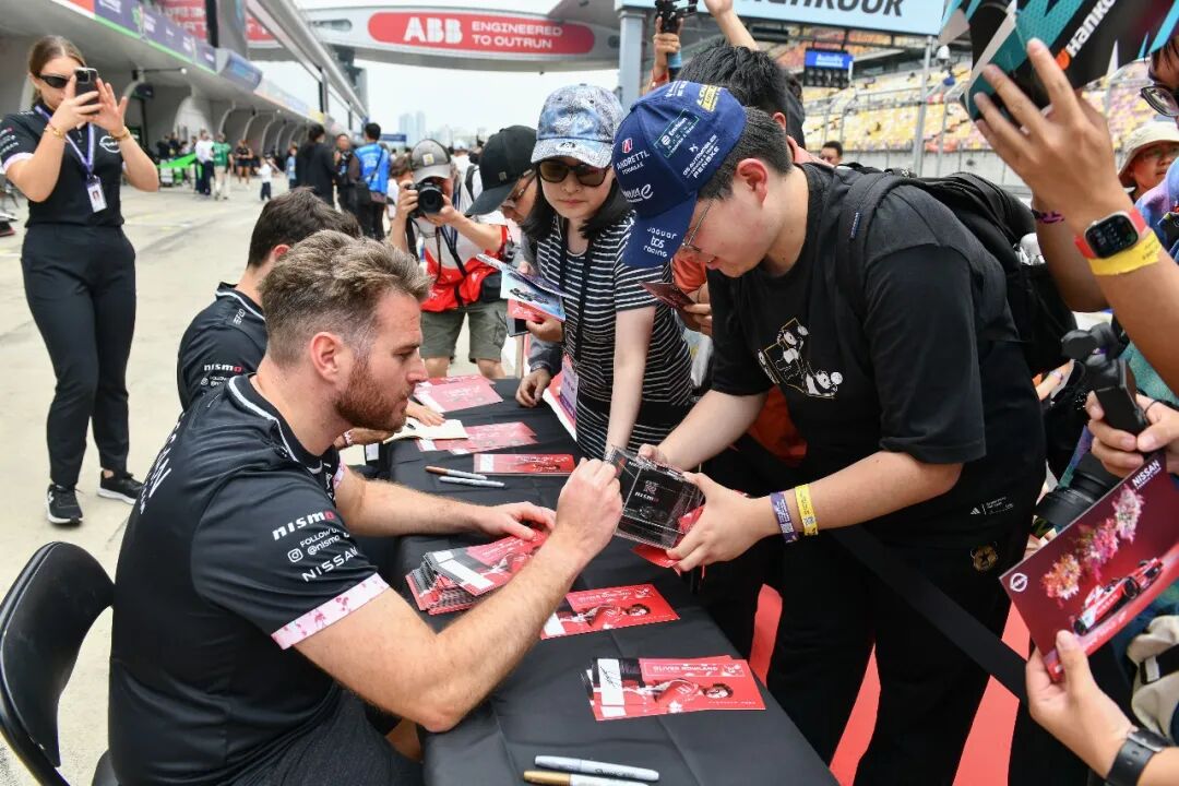 Los pilotos de Fórmula E firman autógrafos a los aficionados.jpg