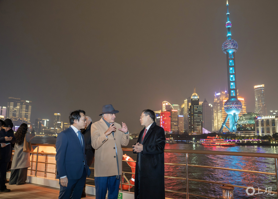 Yamandú Orsi elogia las vistas a ambas orillas del río Huangpu y felicita a Shanghai por sus logros de desarrollo durante la visita..jpg