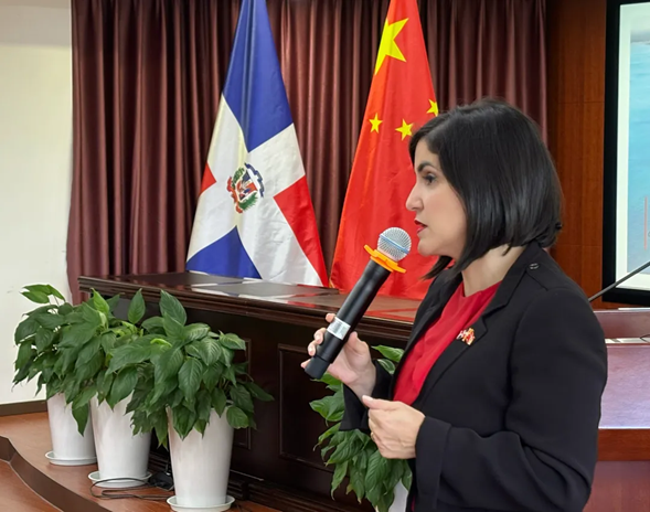 Angelina Biviana Riveiro Disla, directora ejecutiva del Centro de Exportación e Inversión de la República Dominicana, pronuncia discurso en el seminario..png