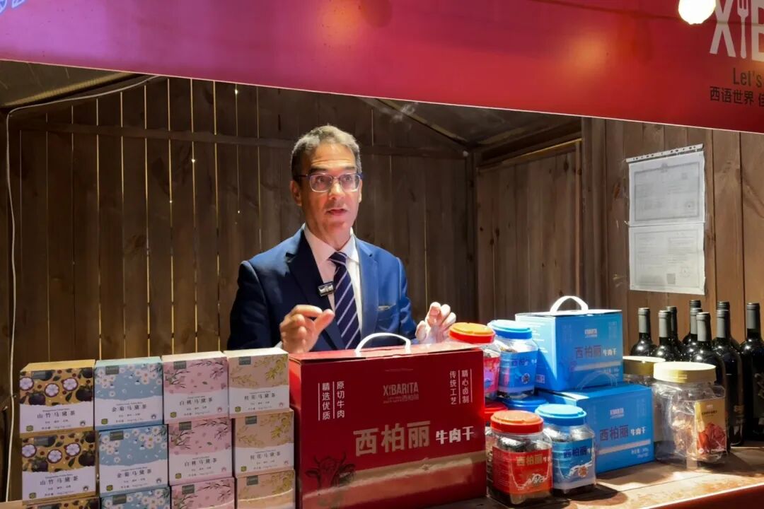 Diplomáticos presentan delicias de sus lugares de origen en una feria gastronómica de Shanghai