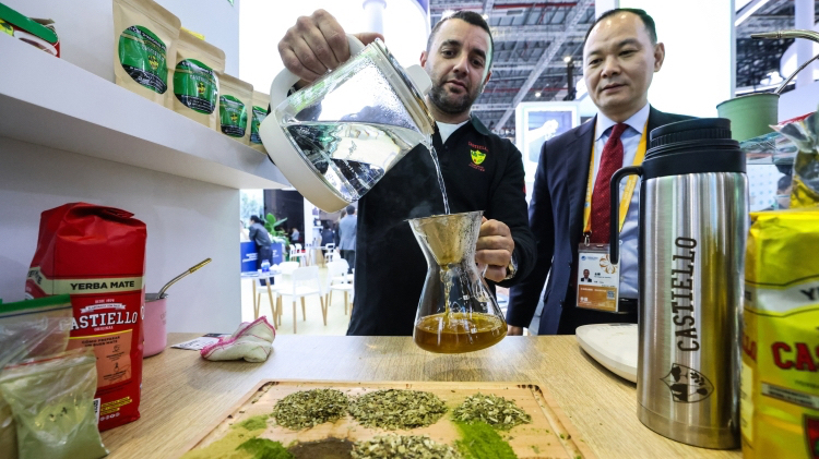 Expositor argentino demuestra la preparación del maté..jpg