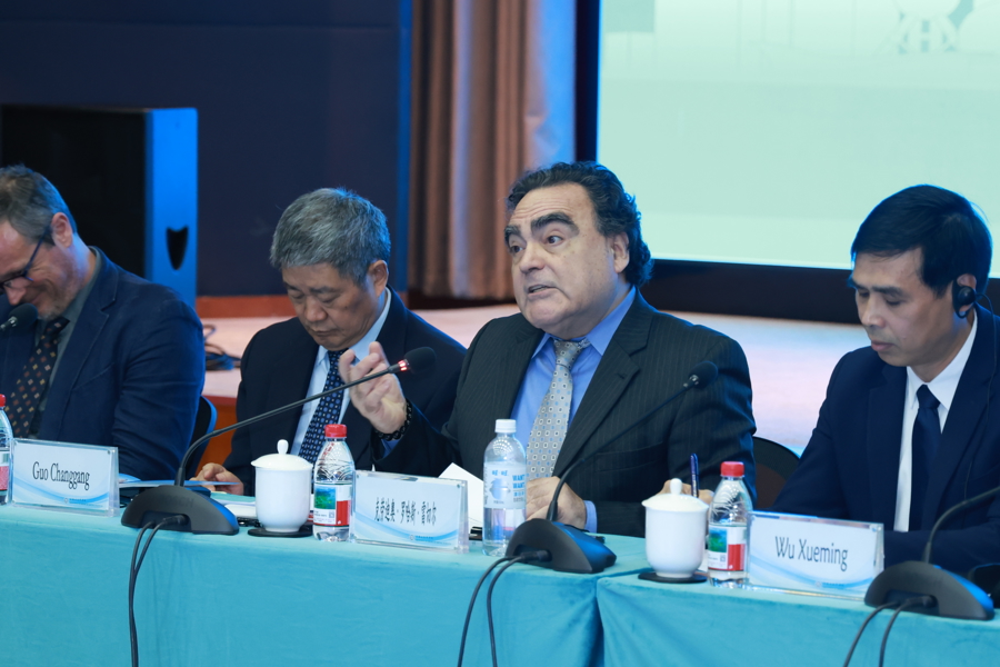 Claudio Rojas Rachel, exembajador de Chile en Guyana y Filipinas, pronuncia un discurso durante el foro..jpg