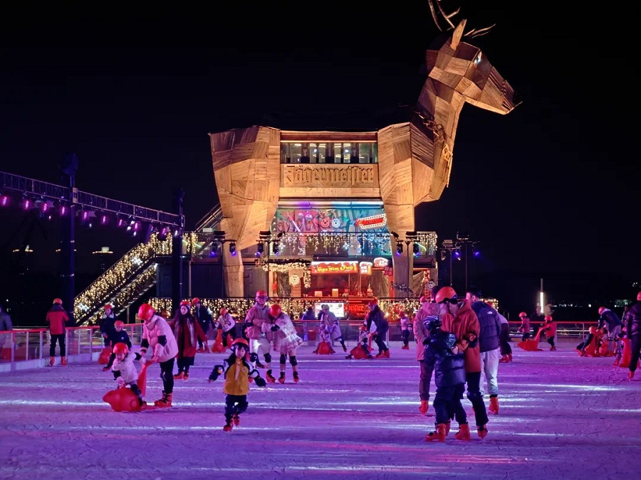 Outdoor ice skating by the Huangpu River at the West Bund Dream Center.jpg