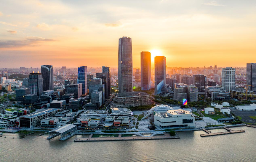 Vista aérea del West Bund de Shanghai desde la otra orilla del río Huangpu..png