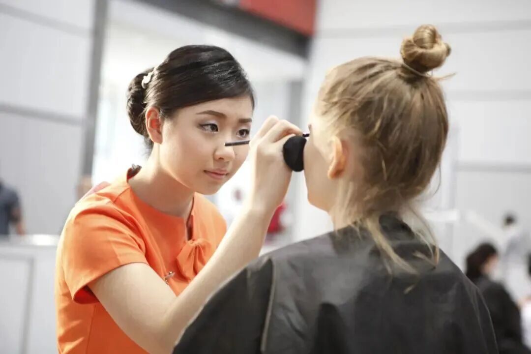 Una competidora participa en una prueba de estética durante una edición anterior de la Competición WorldSkills..jpg