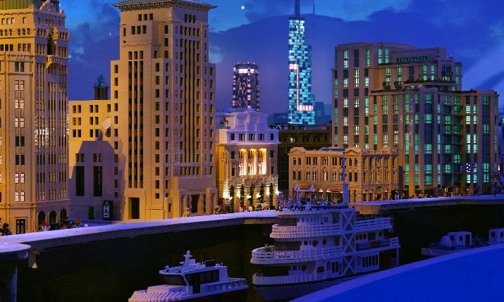 Modo nocturno interior Miniland de los lugares emblemáticos de Shanghai en el complejo.jpeg