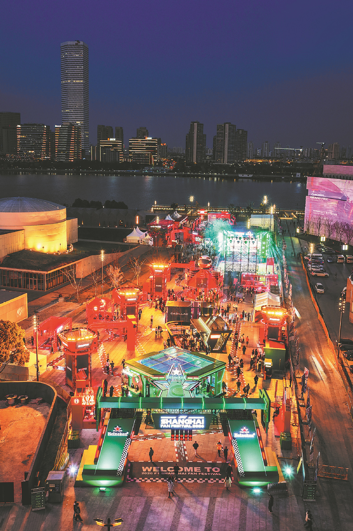 Vista nocturna de F1 Shanghai Fan Festival, evento complementario del Gran Premio de China de Fórmula 1, que se llevó a cabo del 8 al 15 de marzo..jpeg