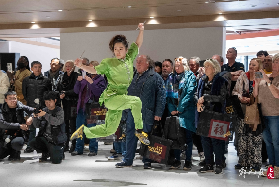 Los turistas internacionales admiran disfrutan de un espectáculo de kung fu en Shanghai..jpg