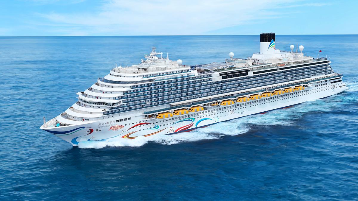 El primer crucero construido en China, Adora Magic City, navegando por el océano..jpeg