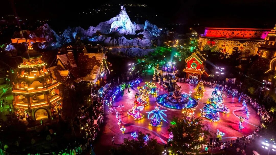 El Parque Oceánico Haichang de Shanghai brilla por la noche con un deslumbrante espectáculo de luces..jpg