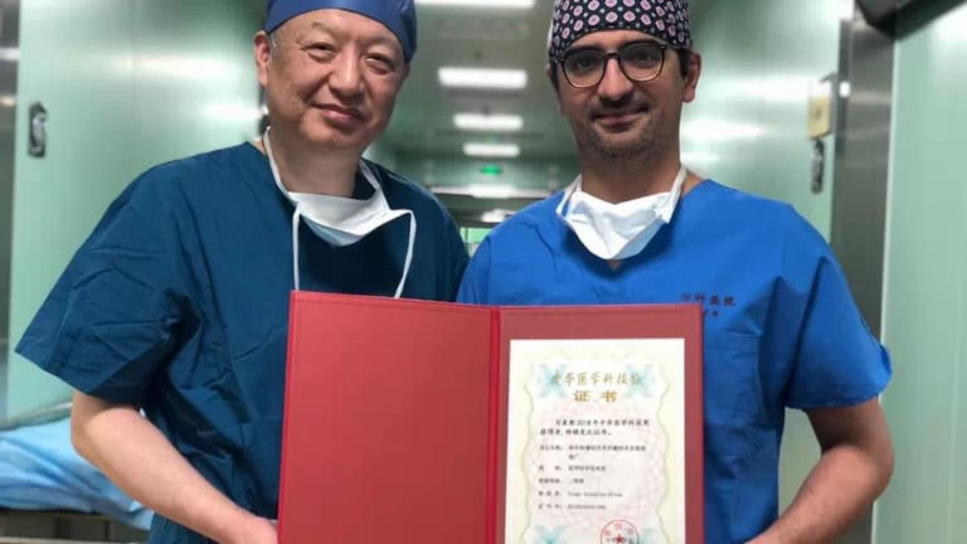 Diego González Rivas (derecha) recibe el mayor premio de la medicina en China..jpeg