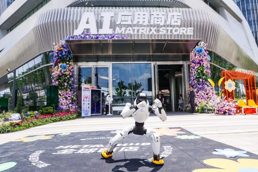 Un robot realiza una demostración frente a la tienda MetAI Hub AI Matrix Store..jpg