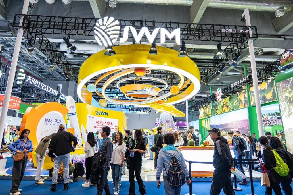 El estand de Joy Wing Mau en la VII Exposición Internacional de Importaciones de China..png