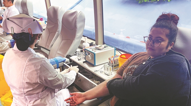 Extranjeros apoyan la campaña de donación de sangre en el Hospital Infantil de Shanghai