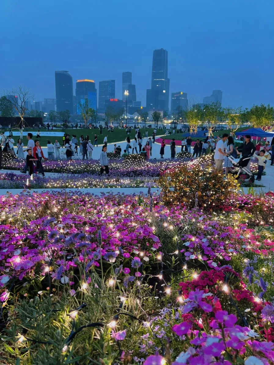 El crepúsculo azul en la sede secundaria de Qiantan, en la Nueva Área de Pudong..png
