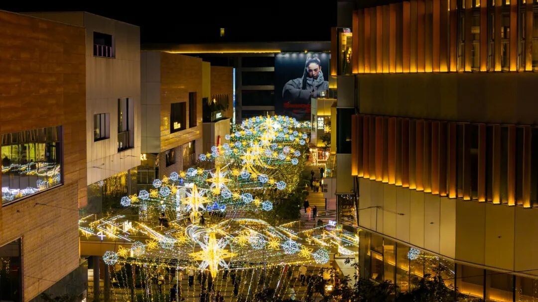 Las luces decorativas iluminan las noches de invierno en Gate M West Bund Dream Center..jpg