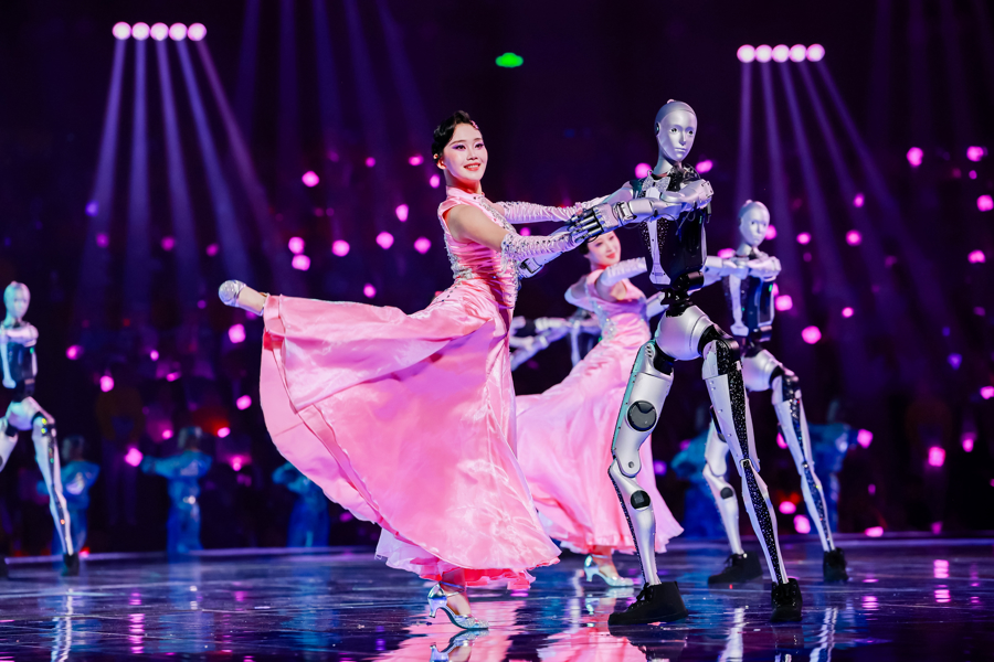Jóvenes bailarines actúan junto a robots humanoides..jpg