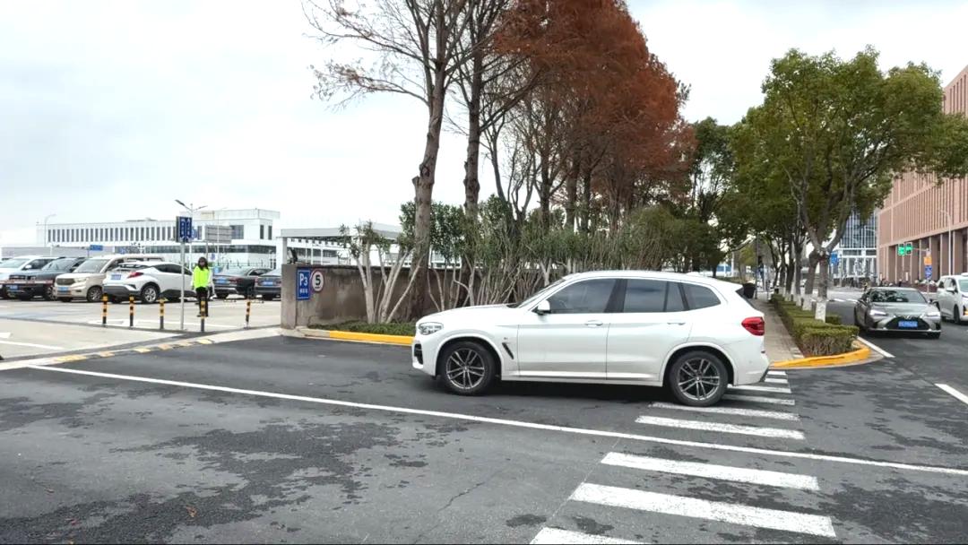 Automóviles están a punto de entrar en el estacionamiento..jpg