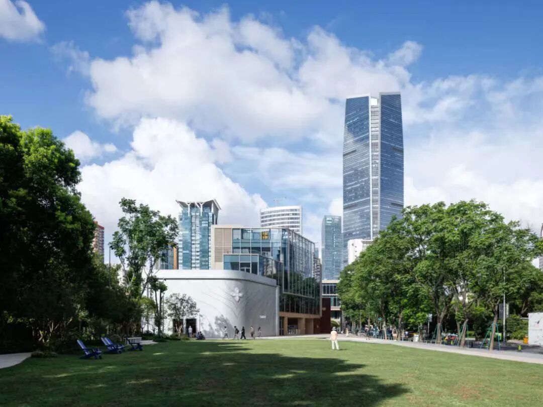 Un amplio césped verde en Yongyuan Road, a pocos pasos de West Nanjing Road..jpg