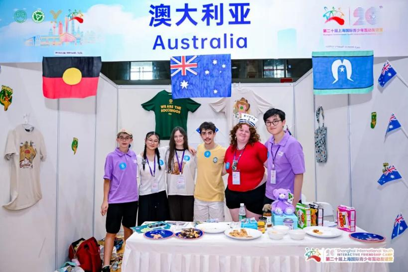 Beanne Tiong (segunda desde la izquierda), de Australia, y participantes de diferentes países posan para una foto grupal en el estand de Australia.png