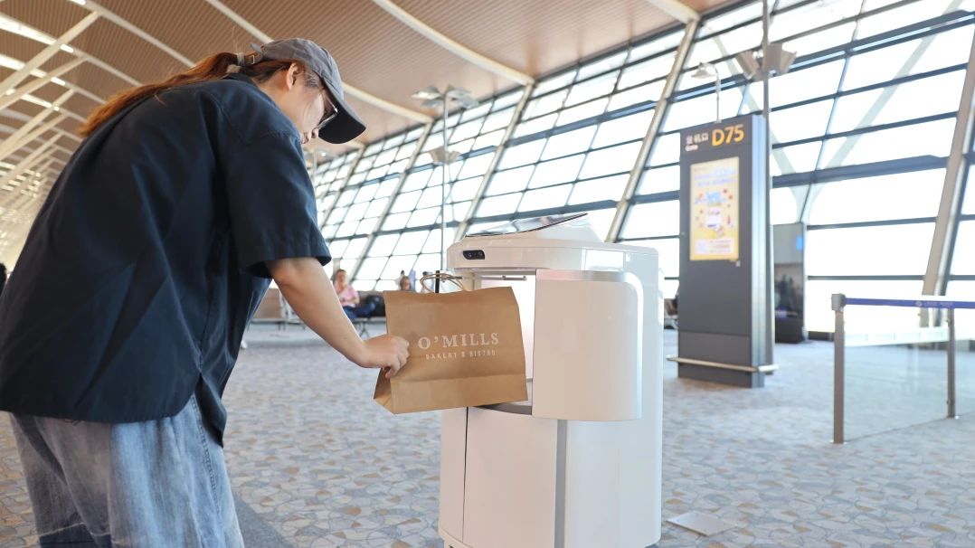 Un robot de reparto de comida opera en la T2, ofreciendo servicios convenientes a los pasajeros durante la noche y la madrugada.jpg