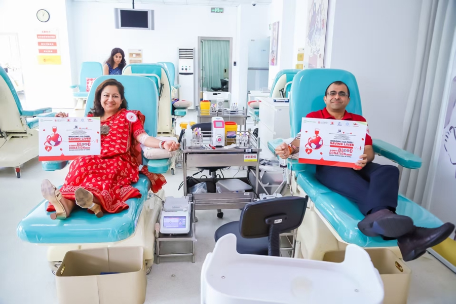 La comunidad india en Shanghai transmite la solidaridad mediante una campaña de donación de sangre