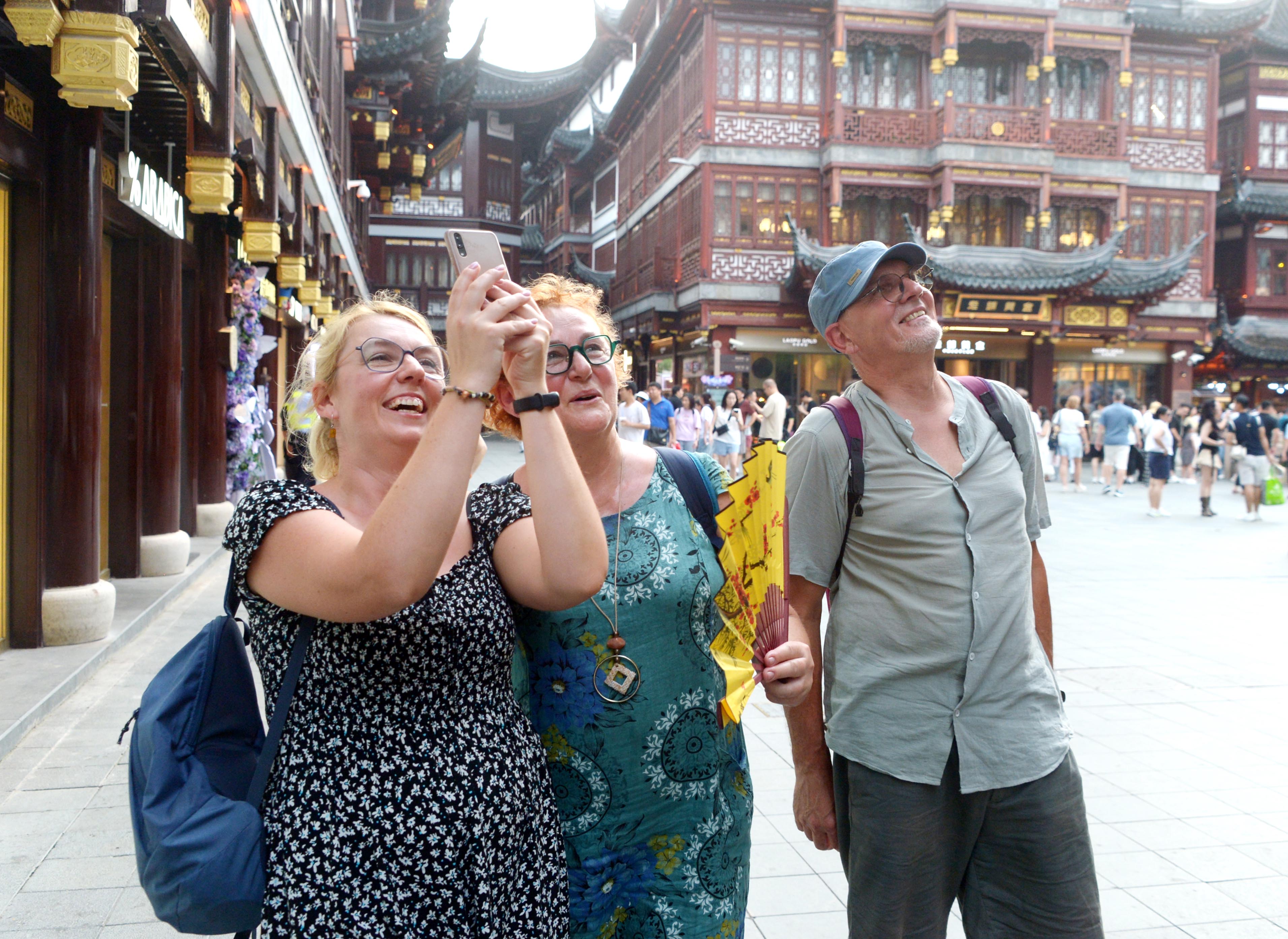 El Jardín Yuyuan atrae a multitud de visitantes internacionales.jpg