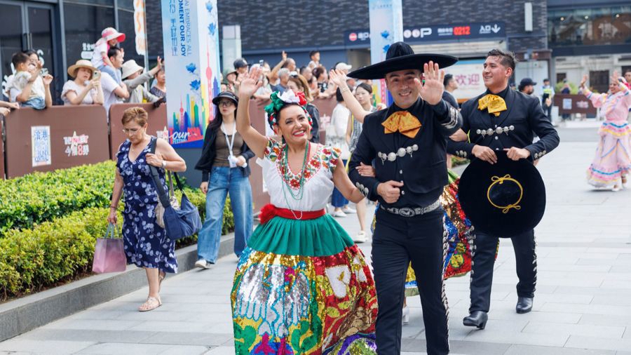 Artistas mexicanos saludan al público..jpg