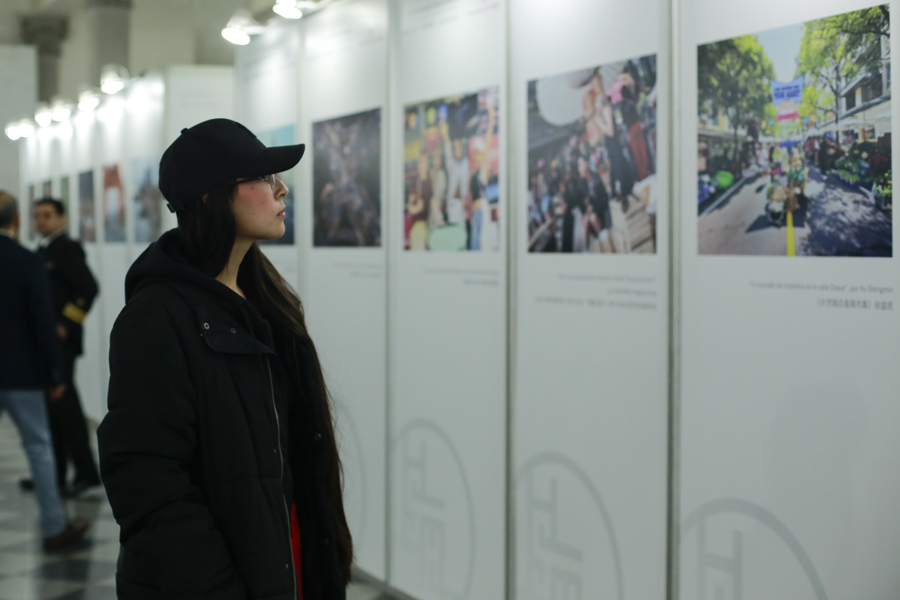 Una visitante local de Valparaíso, Chile, en la exposición Encanto de Shanghai, Futuro Ilimitado.jpg