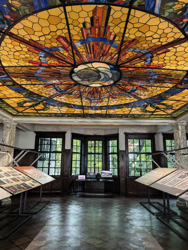 Los guiones gráficos y los materiales visuales se exhiben bajo la impresionante cúpula de Rong Zhai..png