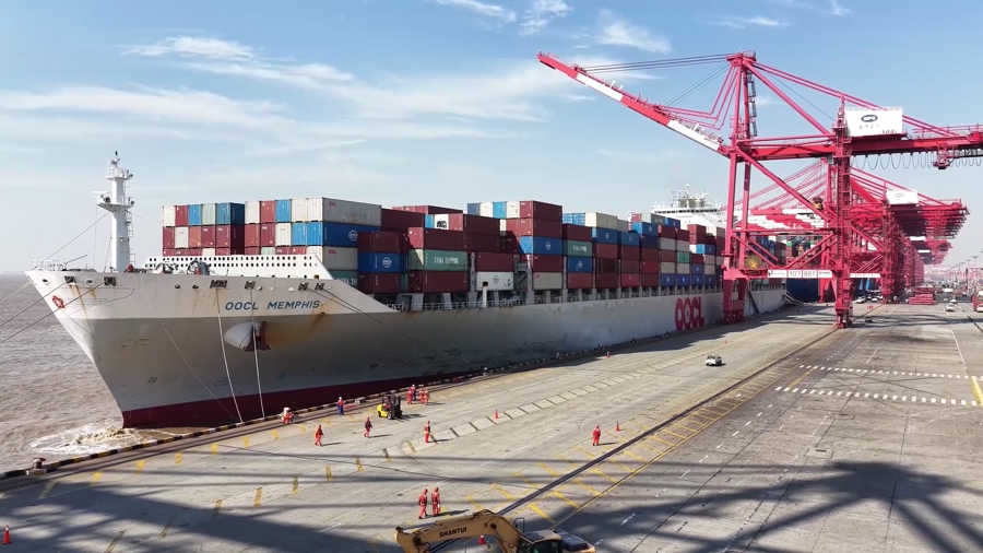 Barco proveniente del puerto de Chancay en el puerto de Yangshan, Shanghai.jpg
