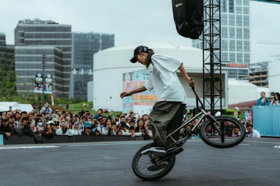 Un atleta participa en la edición anterior de la etapa de Shanghai de la Serie Mundial FISE en el West Bund..jpg
