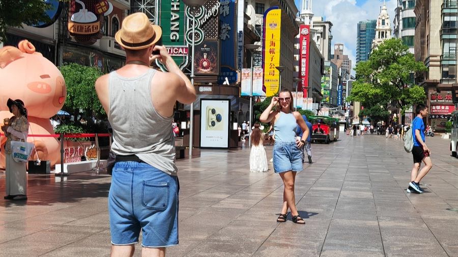 Viajeros Internacionales en la calle peatonal Nanjing.jpg