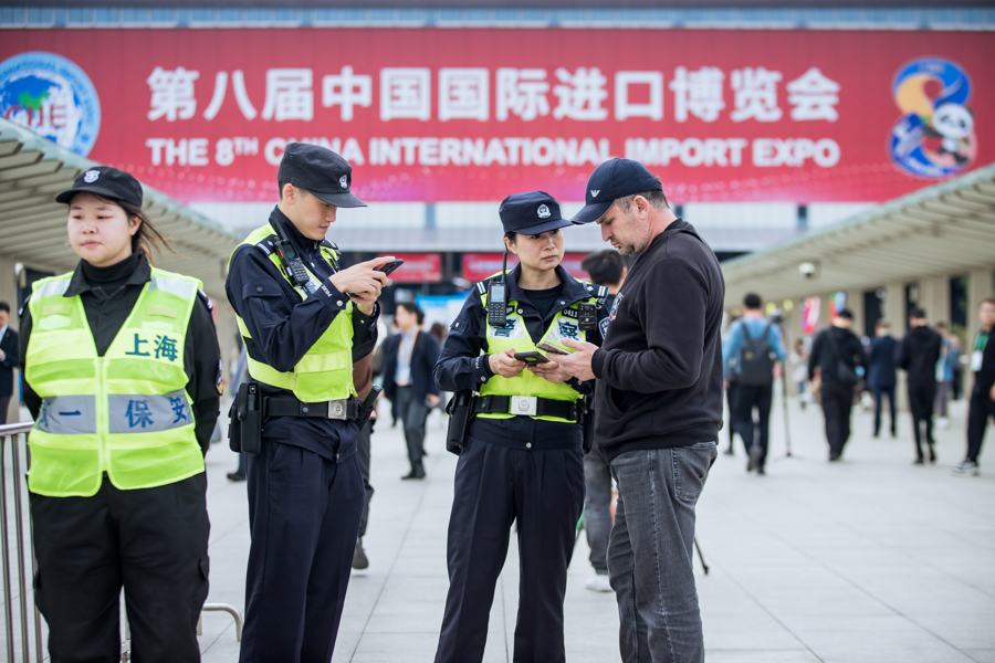 Policías en el lugar asisten a un expositor internacional..jpg