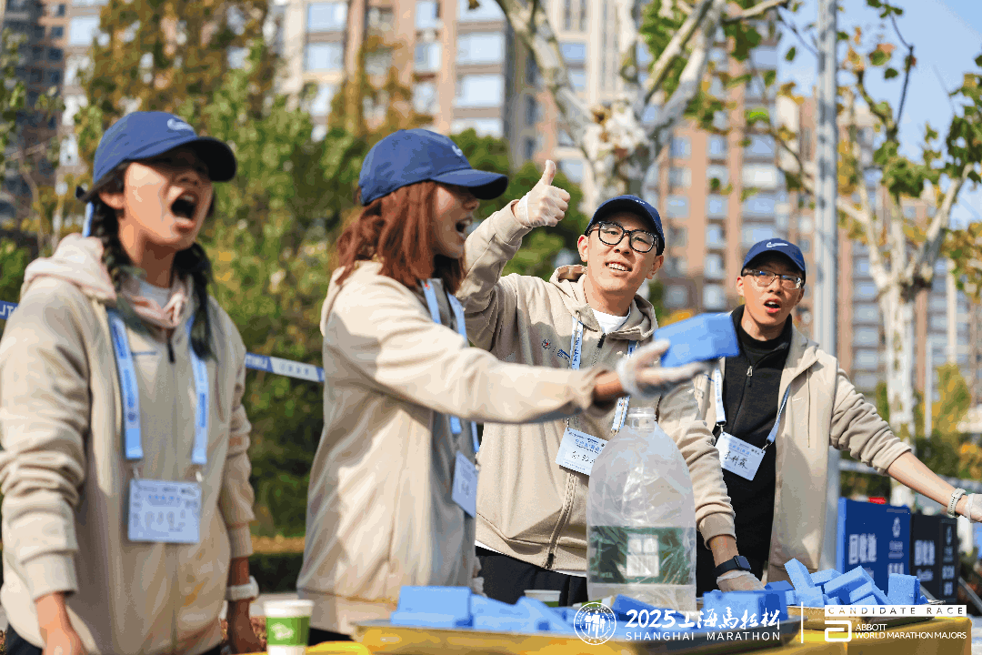 Un grupo de voluntarios comprometidos colabora en la carrera de 2025..gif