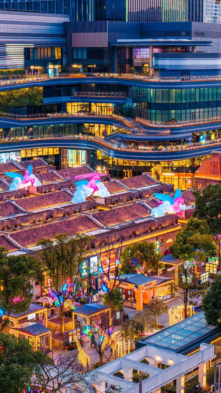 Vista aérea de The Inlet, donde las históricas callejuelas se renuevan con faroles y decoraciones festivas para la temporada festiva..jpg