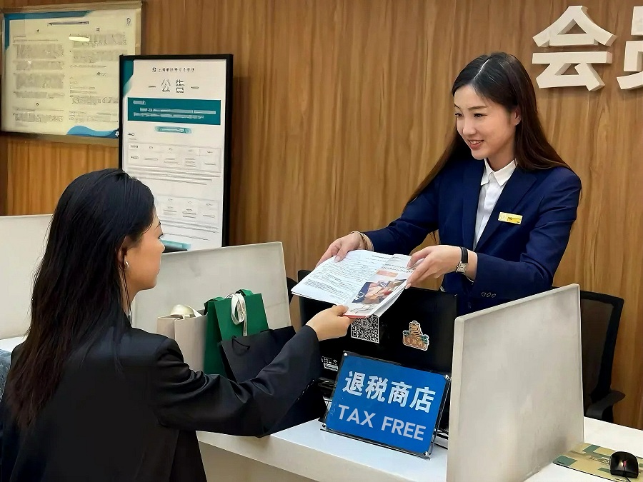 Una visitante extranjera prueba el servicio de los grandes almacenes New World Daimaru, en el distrito de Huangpu de Shanghai..jpg