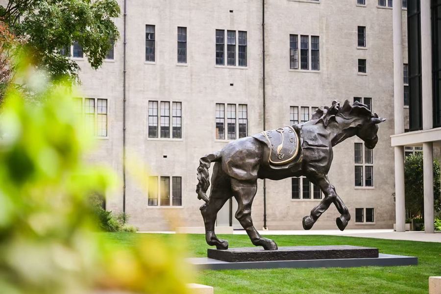 Un encuentro mágico entre Dalí y un centenario edificio de Shanghai
