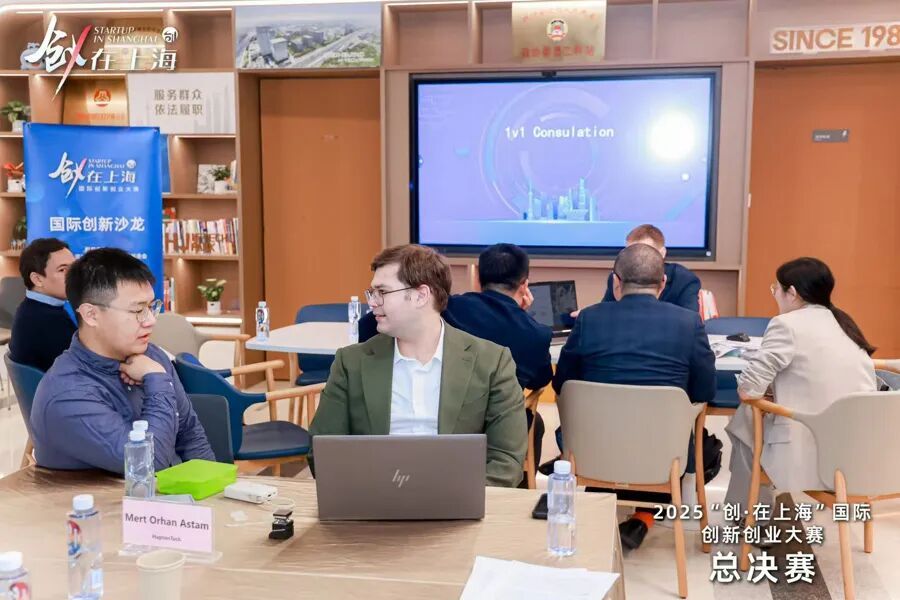 Emprendedores participan en un salón internacional de innovación..jpg