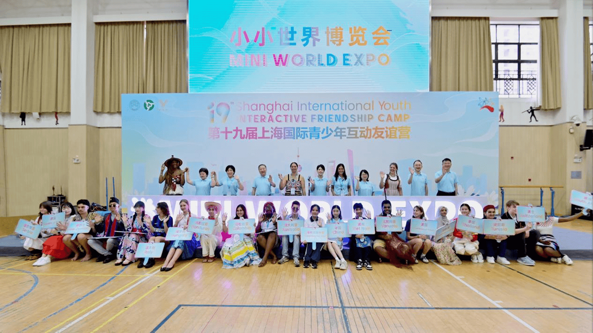 Los asistentes se reúnen para una foto grupal en la inauguración de la miniexposición mundial en la Escuela Secundaria Datong de Shanghai el 18 de julio.png